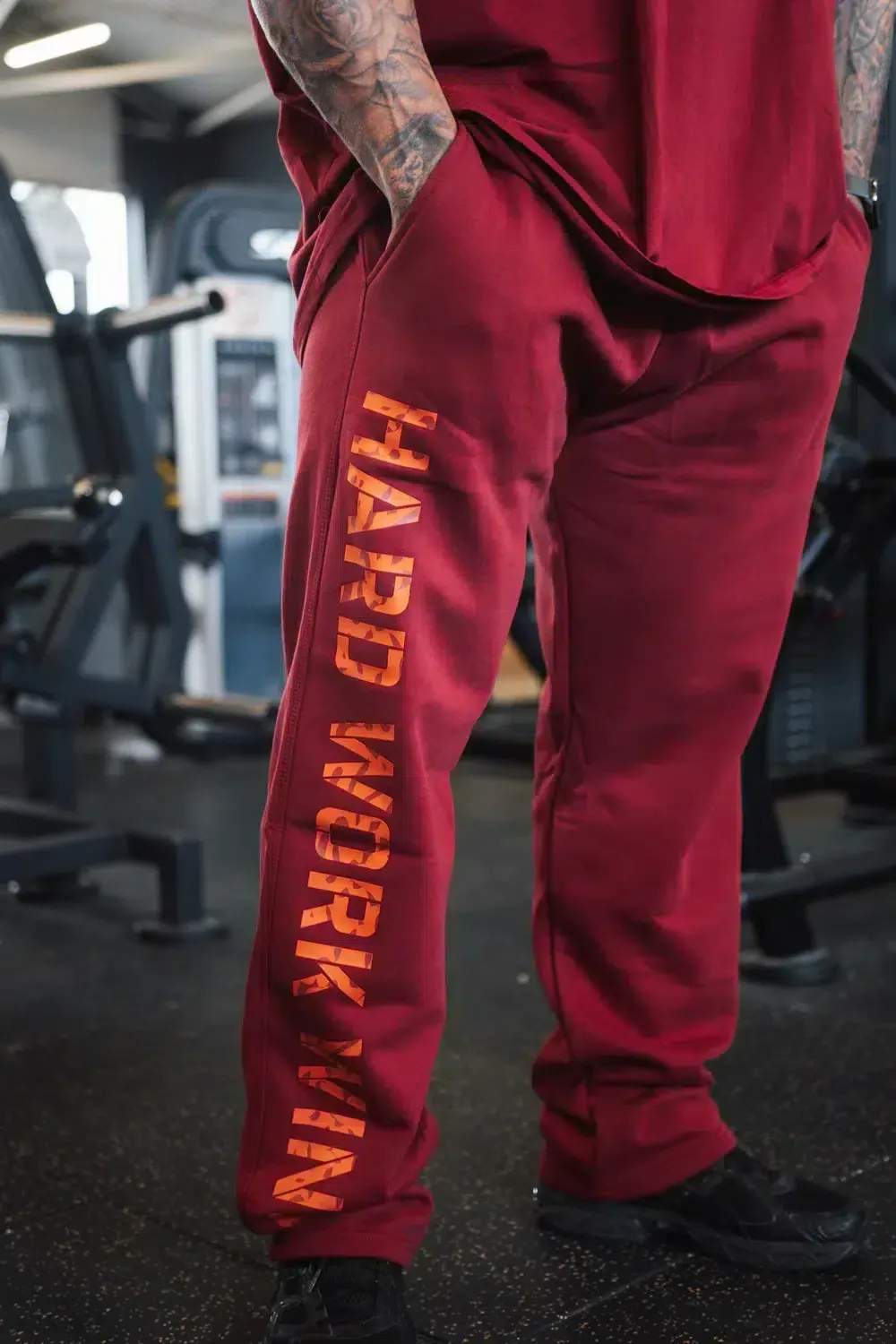 Trained by JP Hard Work Wins joggers deep red bomuld