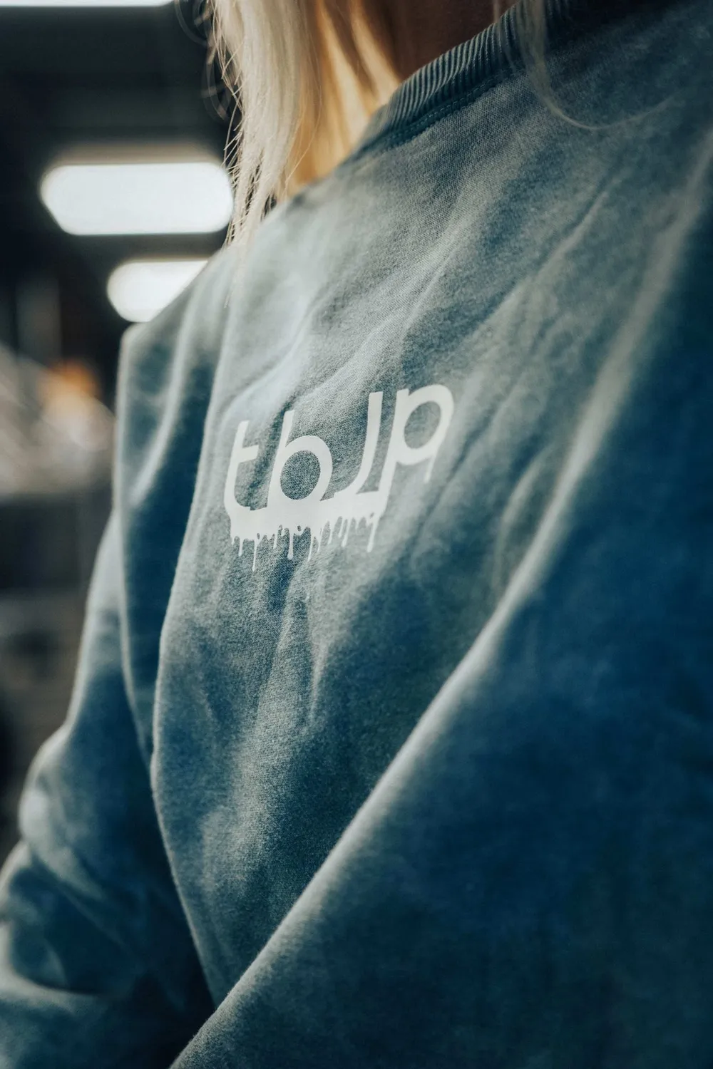 Trained by JP Drip Logo sweater blågrøn cream logo