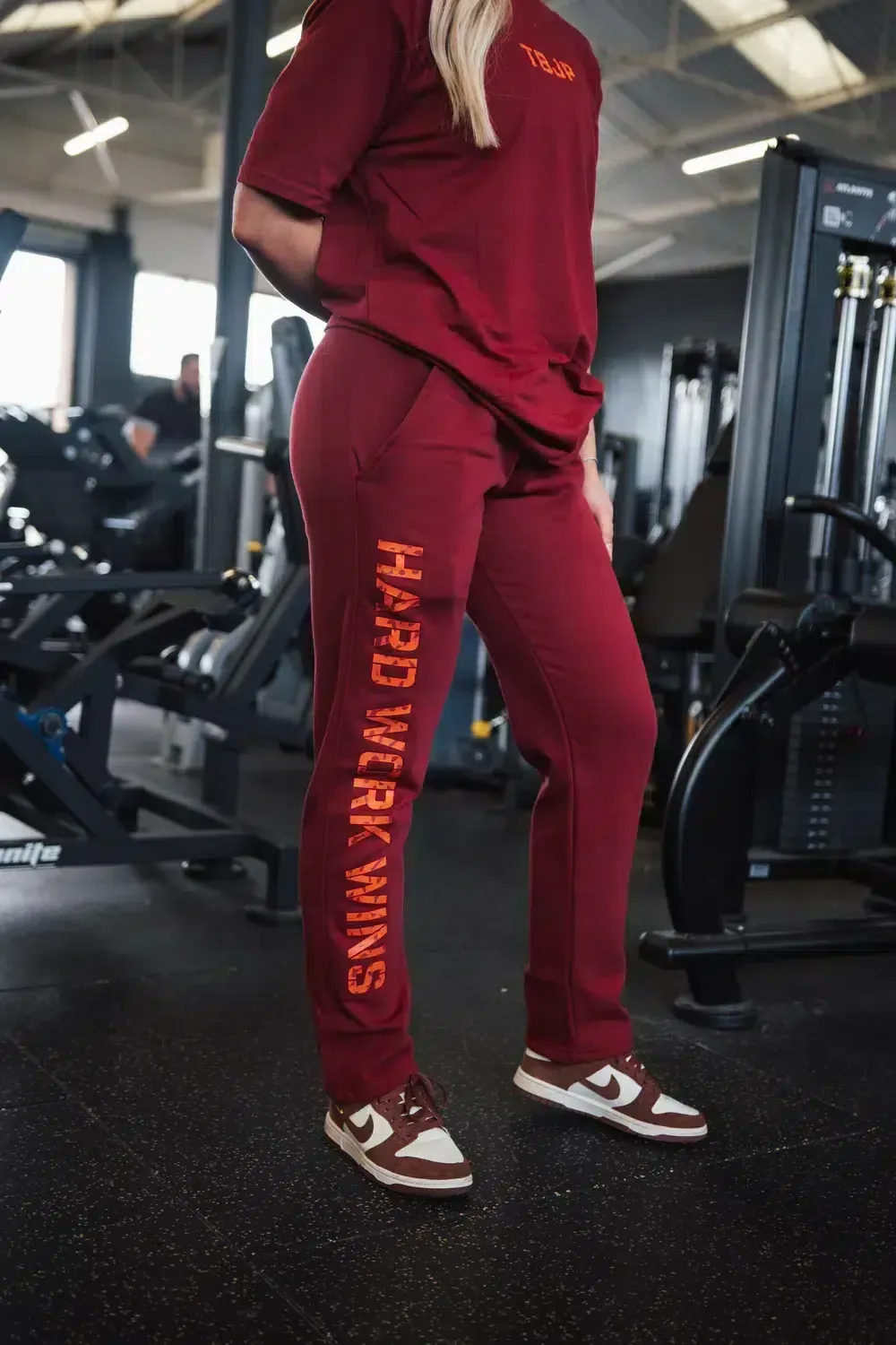 Trained by JP Hard Work Wins joggers deep red bomuld