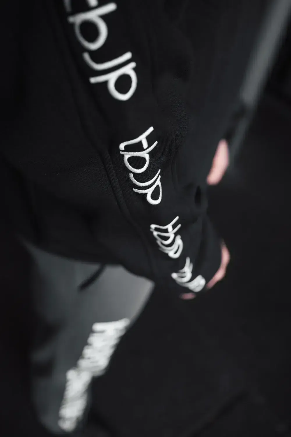 Trained by JP Sweater sweatshirt sort broderet logo